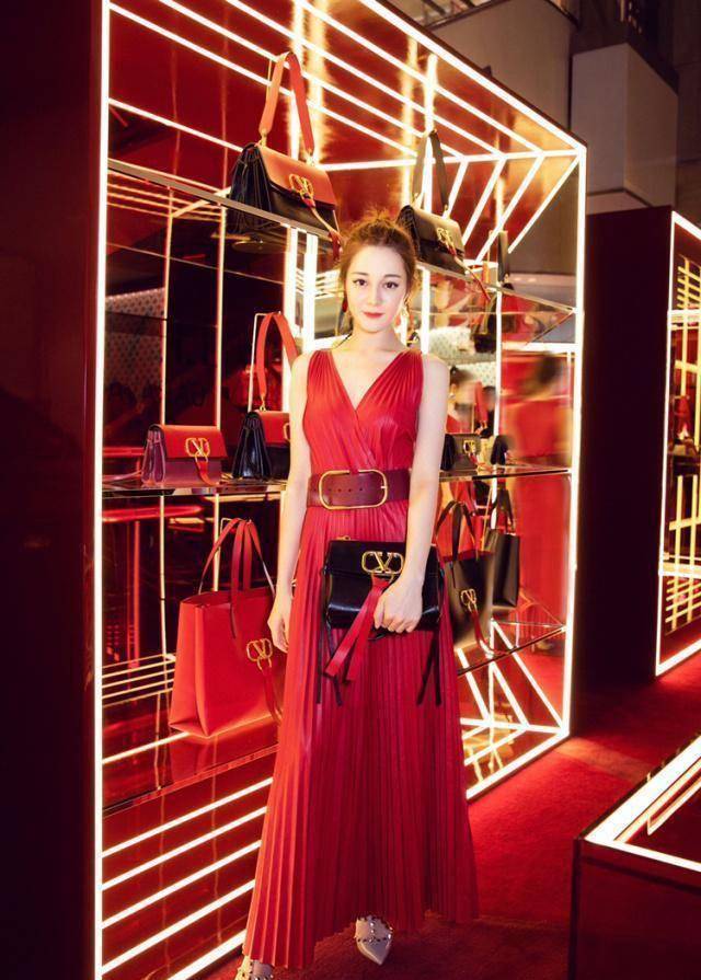 迪丽热巴的身高也是很让人羡慕的,胳膊长手长还有一双大长腿,搭配