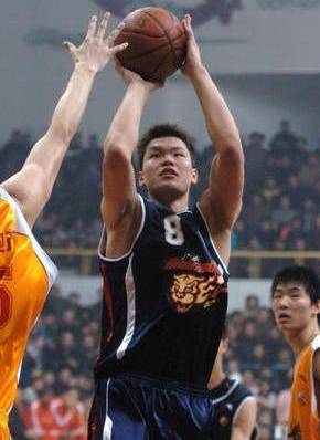 他抽烟喝酒还纹身但这并不影响他依然强大的cba