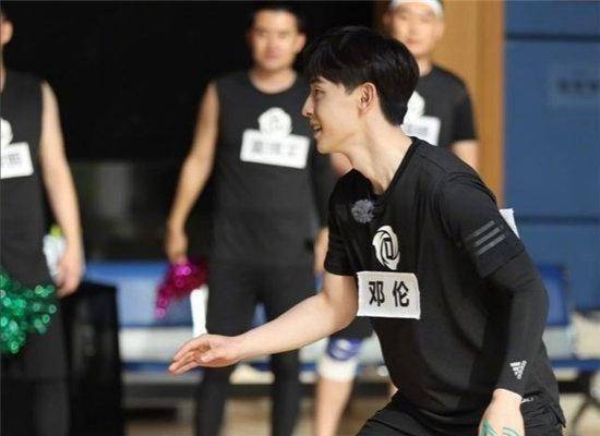 邓伦节目生图上线化身篮球少年阳光帅气