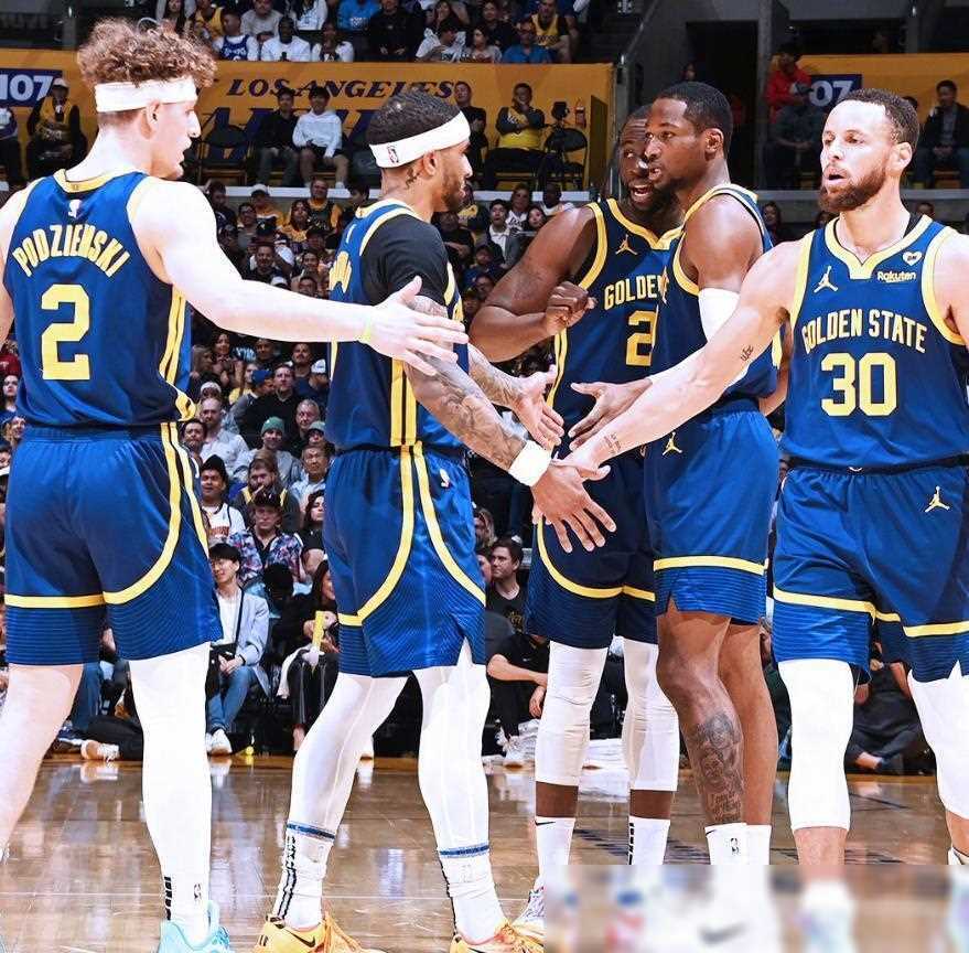 原创水花兄弟合砍50分勇士主场击败骑士詹皇3311难救主