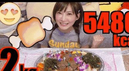 大胃王挑战亚洲最大披萨足足82寸网友连水都是用缸装