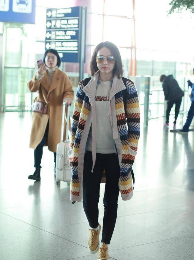 董璇素颜现身机场疑因巨额资产冻结面容憔悴
