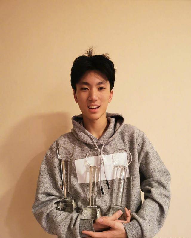 张一男说自己爸爸张艺谋是在吹牛,他从小就是个小骗子