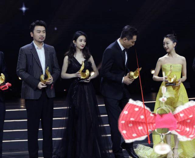 原创赵丽颖周冬雨上台同框谁注意刘烨的眼神男生都懂