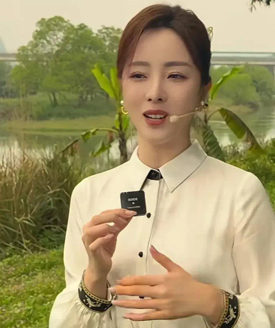 美女主持人李思思,在广西桂林,同当地居民一起庆祝三月三