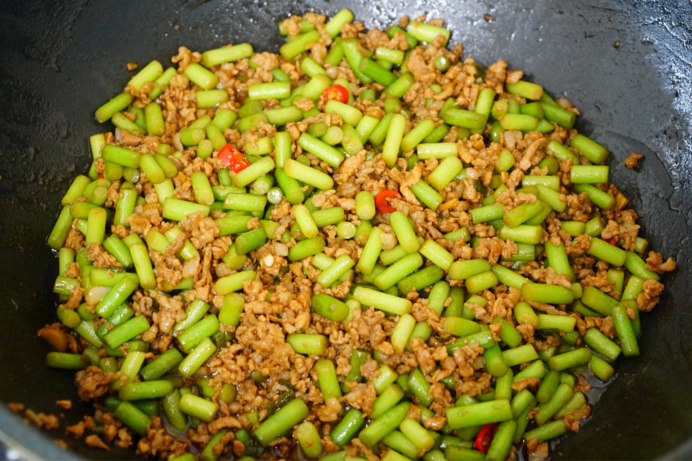 蒜苔炒肉末这一道菜,实在喜欢还能把它当面条卤浇个面,做卤子时要记得