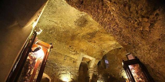 安全,专家们令人调来了挖掘机械,将墓穴中的流沙尽可能地清理了出去