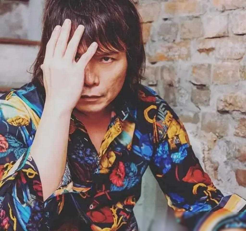 伍佰演唱会:从摇滚少年到发福中年,音乐与她始终如一_陈文佩_故事