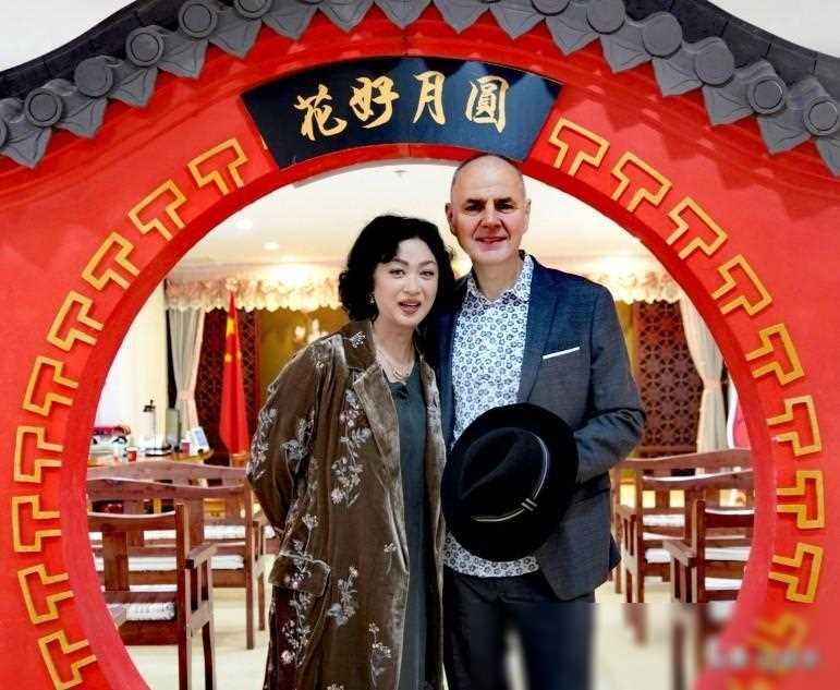 金星与丈夫汉斯复婚岁月静好56岁依然美丽动人