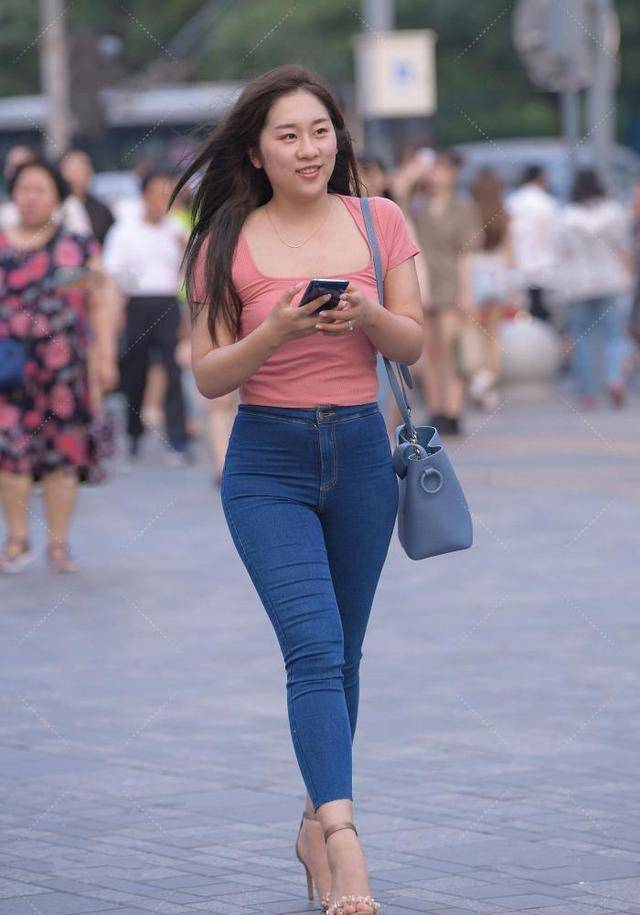 原创粉色上衣搭配蓝色牛仔裤青春减龄休闲显气质