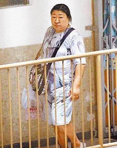 刘德华:身价过亿的天王,亲姐住贫民区廉价出租房!网友:活该!