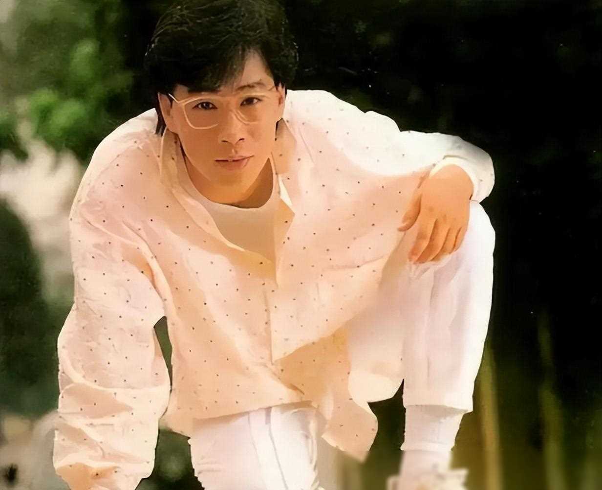 原创他曾与张国荣谭咏麟齐名49岁车祸瘫痪22年再无归家声