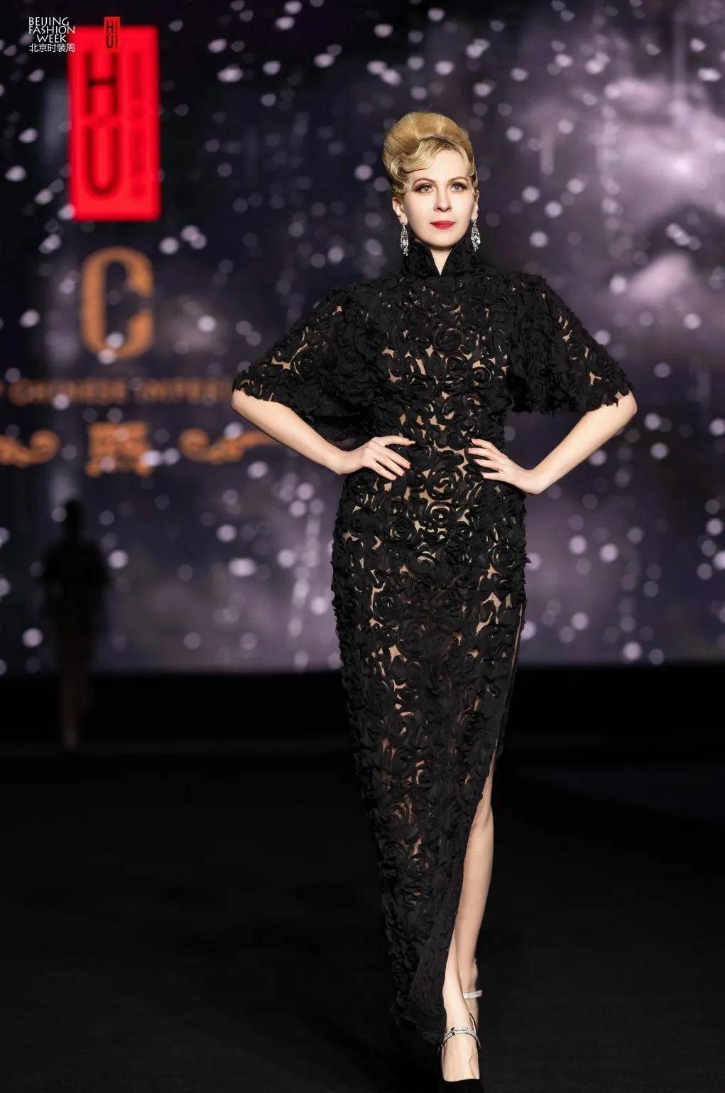 提供全民时尚的情绪价值设计师胡社光的新中式高定旗袍作品再次证明了