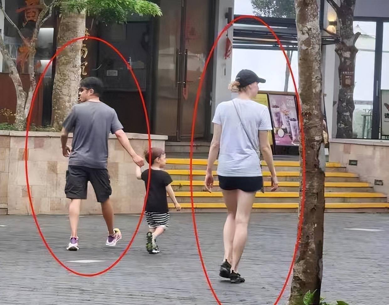 李白比撒贝宁高,皮肤白皙,两个混血宝宝可能更像妈妈,儿子一头金发