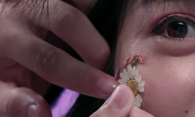 费启鸣贴花瓣一丝不苟网友都看得心动沈月表情泄露了她的心思