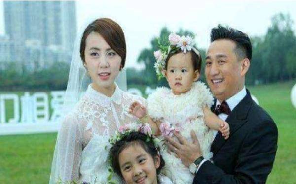 只是黄磊老师一直当教书育人,而且还教出了许多明星,例如海清,黄海波