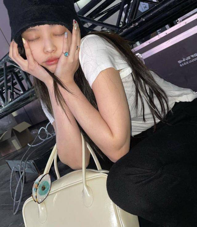 粉墨jennie晒照,渔夫帽配宽腿裤清爽,头身比优秀,闭眼捂脸软萌_妮妮