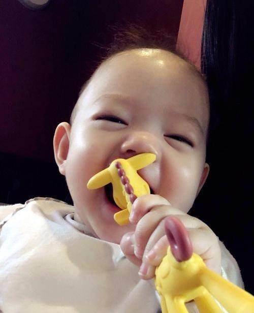 原创董璇女儿成新一代吃货后裔张梓琳女儿这是内双界的翘楚啊