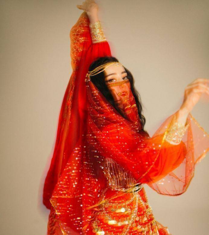 原创迪丽热巴穿深红色纱裙的模样一举一动都风情万种