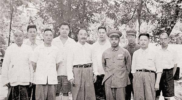 原创团长挡不住敌军年仅17岁号兵站出来你让我指挥后来授衔少将