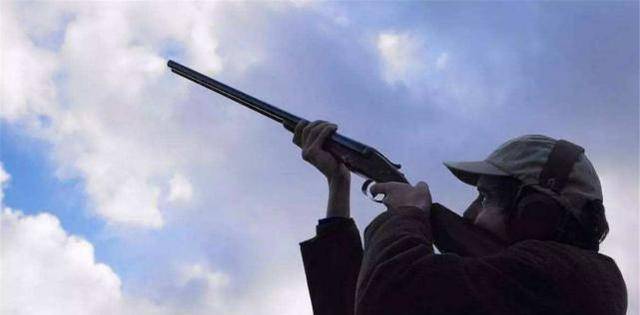 在许多战争素材的影视作品里,大家常常能见到战士朝天开枪的情景.