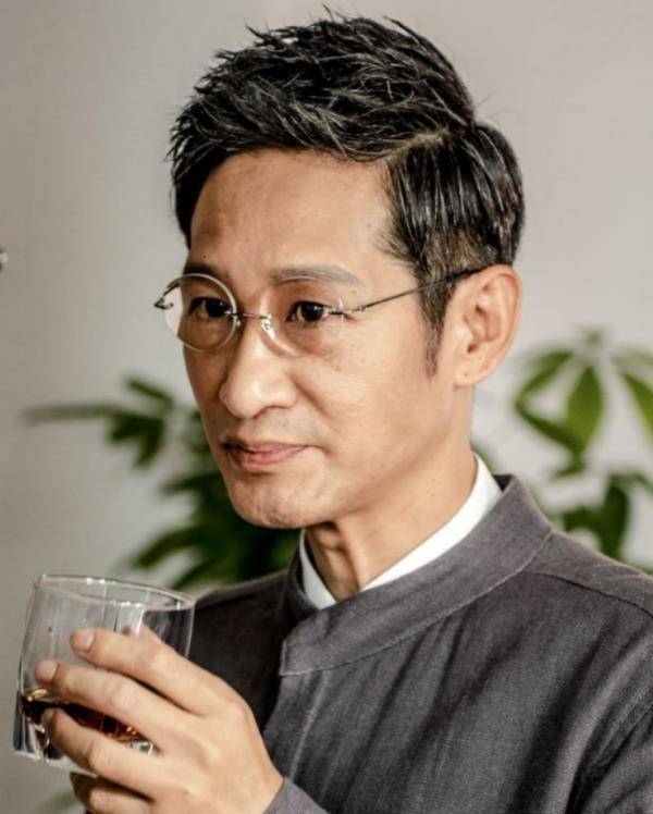 一身"爹味",不爱惜羽毛,黄磊:中年危机,虽迟但到