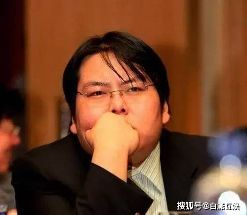 离过婚以后,李兆会叫住车晓,默默地递给她一张银行卡说:"里面有三亿