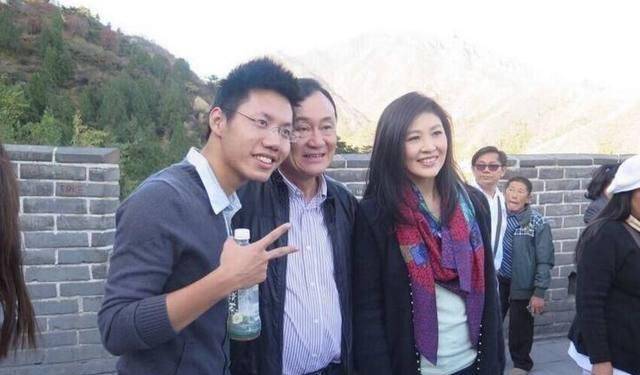 英拉和他信都是第四代泰国华裔,祖籍广东省梅州市丰顺县塔下村,为客家