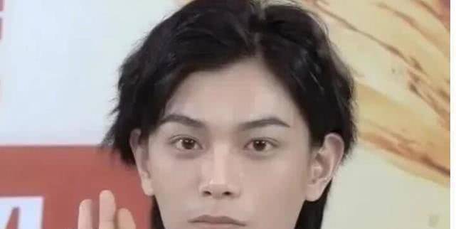 丁禹兮出镜暴露真实颜值跟韩烁判若两人发型太拉后腿