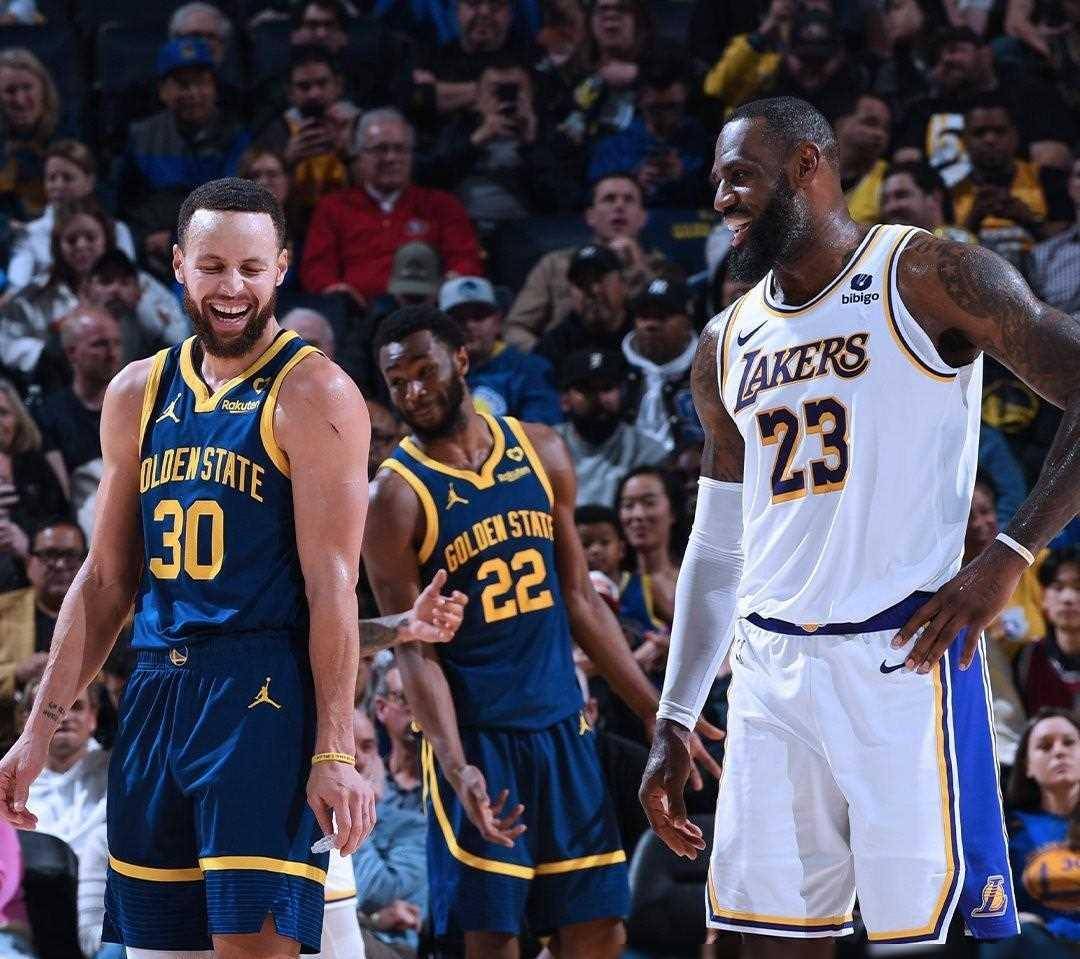 科尔四后卫策略未奏效,库里最后一球是不是"甩_进攻_防守_队友