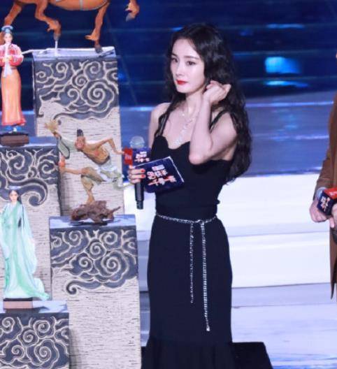 原创杨幂港风生图照曝光黑色吊带裙搭卷发红唇绝了身材超有料