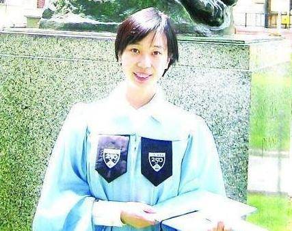 但是何碧玉却非常的坚定,她甚至还在自己的窗帘之上写下了自己的目标