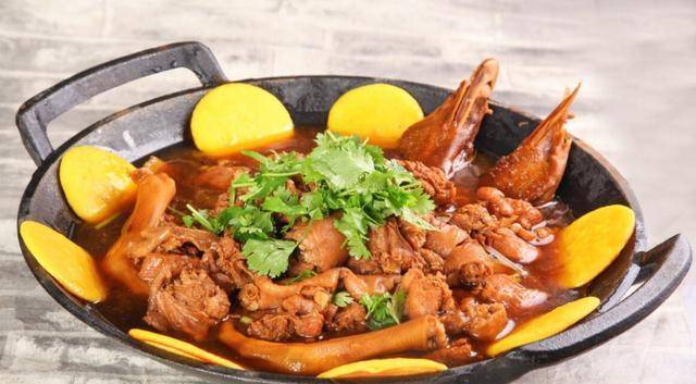 盐:适量;清水:适量三,铁锅煮大鹅:铁锅煮大鹅是东北地区的传统名菜