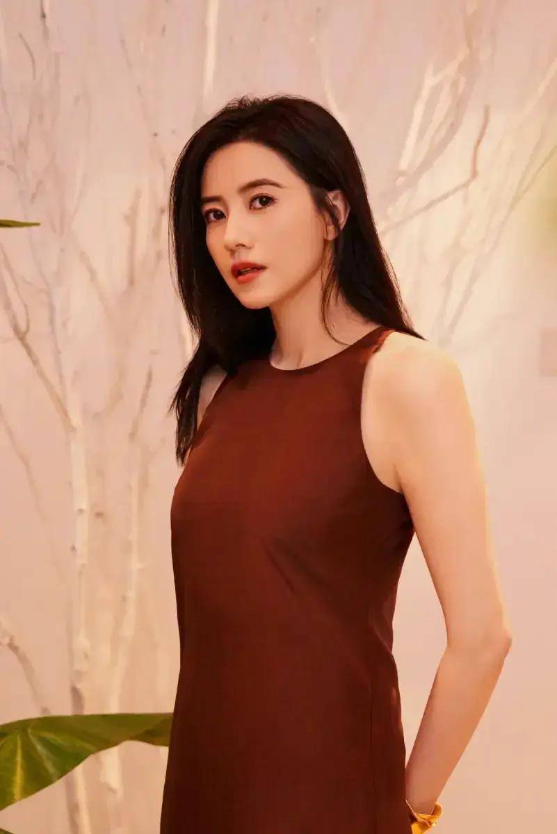 原创高圆圆春日写真曝光无袖长裙尽显优雅知性魅力