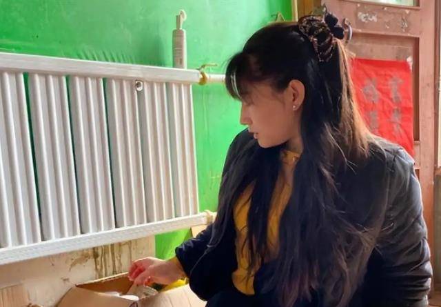 日照莒县大河东村的"爬行"女人名叫董明英,是粉丝口中的"美女主播"