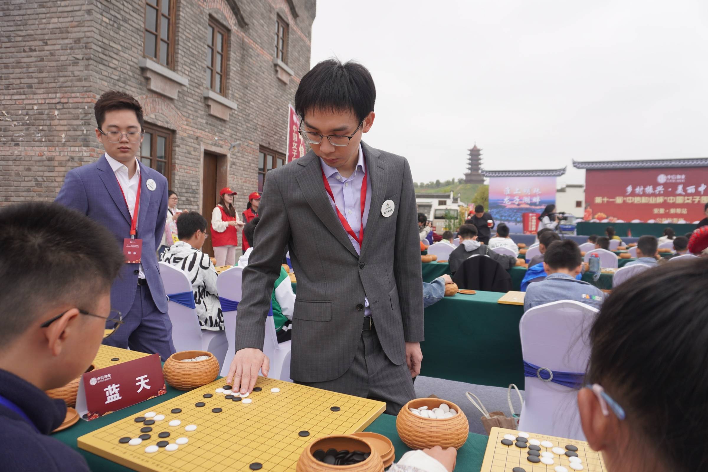 女子围甲蚌埠站捐赠希望教室并举办指导棋_活动_中国_围棋