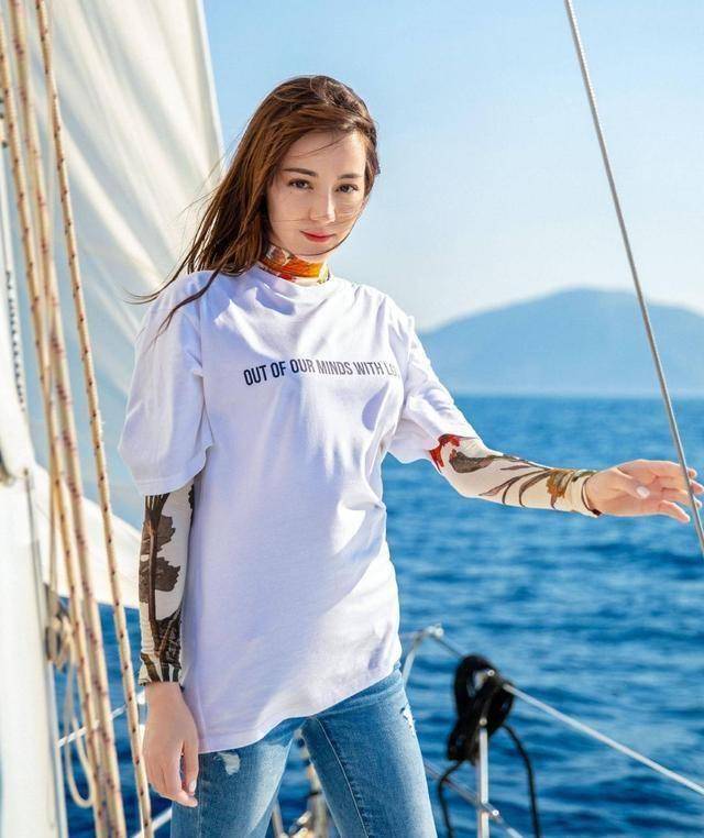 原创迪丽热巴的穿搭真的很养眼私服也是时髦无比