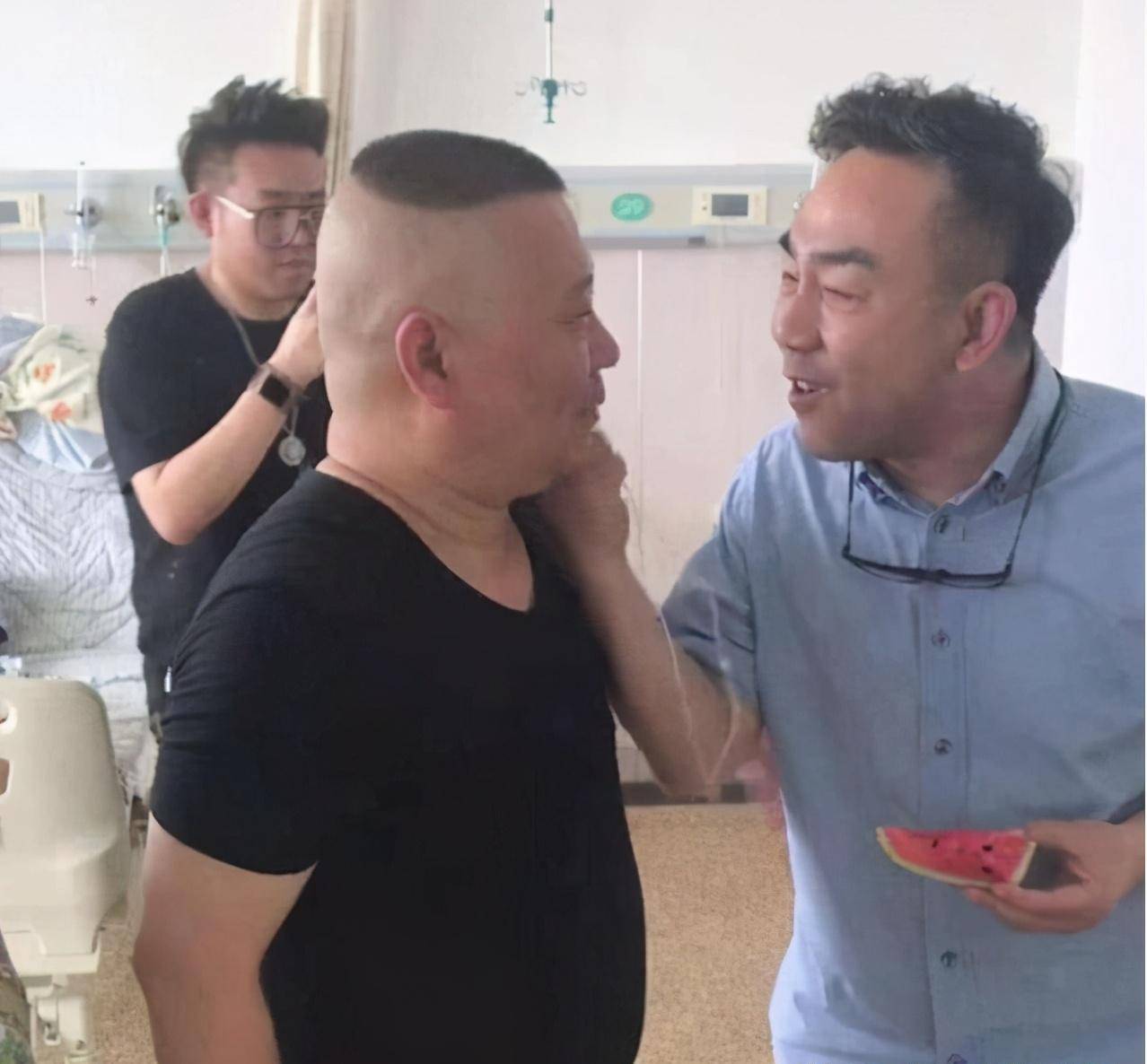 原创用手拍郭德纲的脸老郭不敢生气还笑脸相迎相声界的隐形富豪