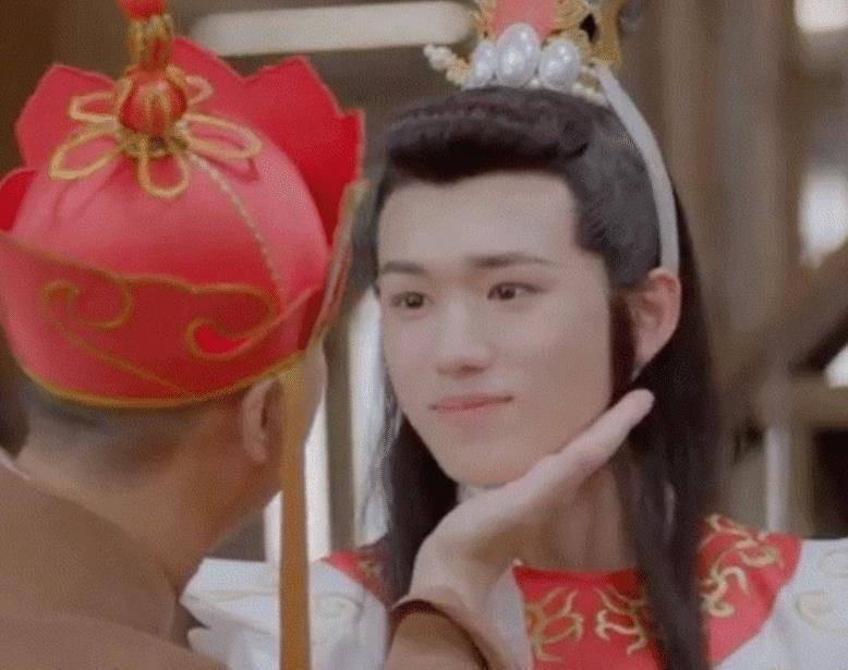 原创宋亚轩玩游戏好认真拖鞋证明清白却意外暴露自己的身高
