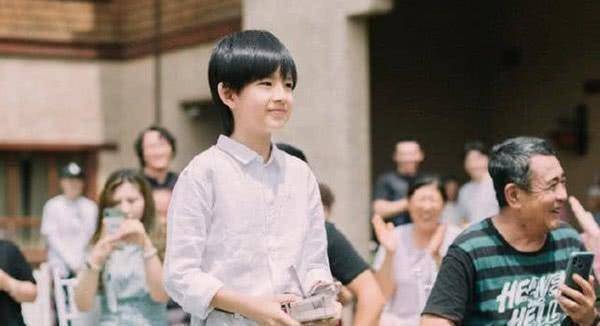 董洁带10岁儿子出席婚礼,顶顶身高优越,清爽帅气似男版董洁_潘粤明