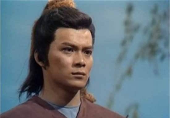 而年轻人,也学着电视剧中的招式,相互比划一下,拳脚之间豪气顿生.