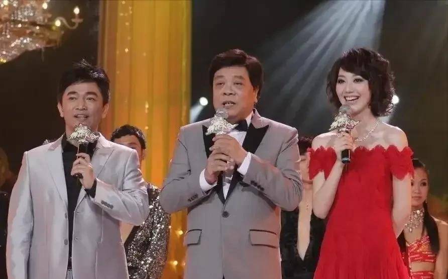 美女主持人王冠两次从电视消失与曹可凡传绯闻39岁仍单身