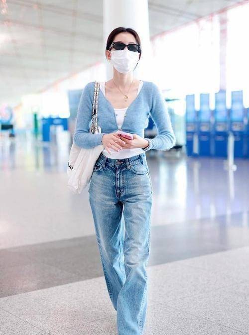 原创董子健也不管管孙怡机场穿露脐装抱男经纪人超腻歪画面不敢看