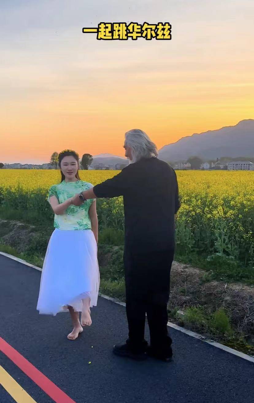 原创张纪中和老婆油菜花中舞蹈这就是爱情的样子携手伴你到华发