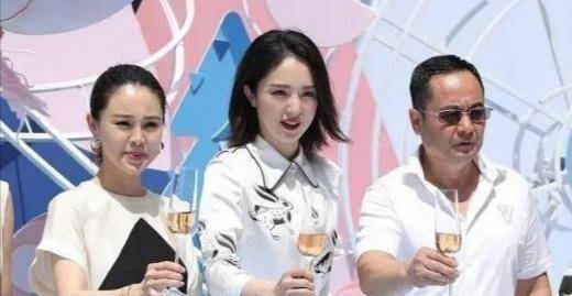 原创董璇后台狂吃辣条一根接着一根还问工作人员要不要