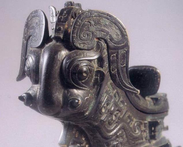 原创3000年前一件酒器有多绝妙羊头龙背饕餮尾