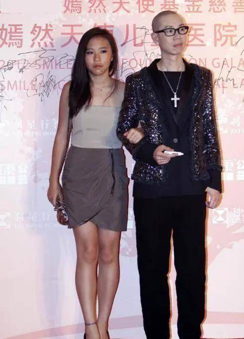 原创窦靖童新造型配上拼色抹胸裙女人味十足脚脖子上的文身更抢镜