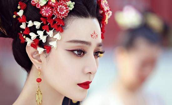 武则天倍感伤痛,废朝三日,追赠狄仁杰为文昌右相,赐谥号文惠