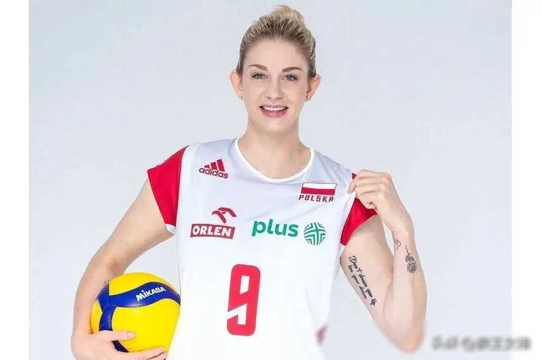 与波兰女排相比,中国女排在整体实力和团队配合方面表现更出色,但在
