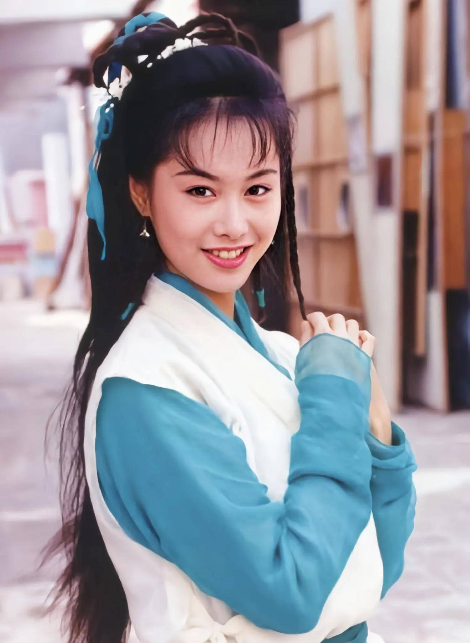 港片中5大女神"经典镜头",邱淑贞叼牌,朱茵眨眼,你最喜欢谁